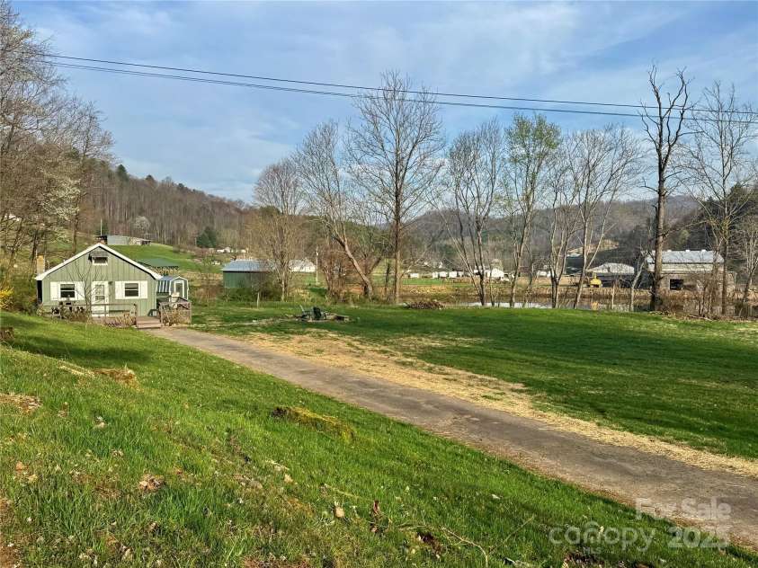 24 Baldridge Drive, Burnsville, NC 28714.  MLS# CAR4240901, YatesRealty ID 5832. 