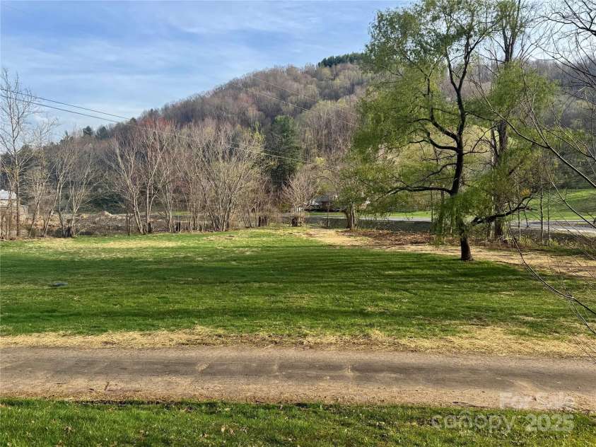 24 Baldridge Drive, Burnsville, NC 28714.  MLS# CAR4240901, YatesRealty ID 5832. 