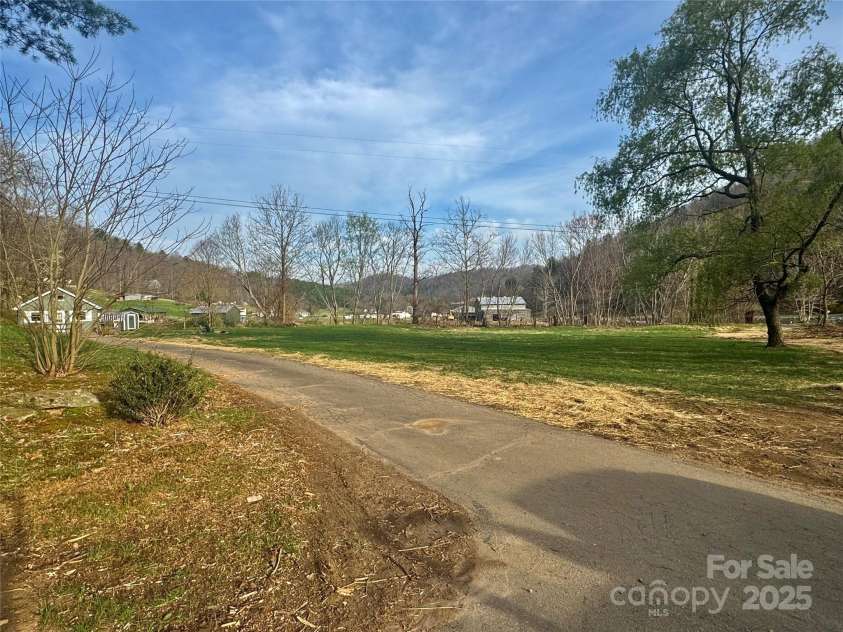 24 Baldridge Drive, Burnsville, NC 28714.  MLS# CAR4240901, YatesRealty ID 5832. 