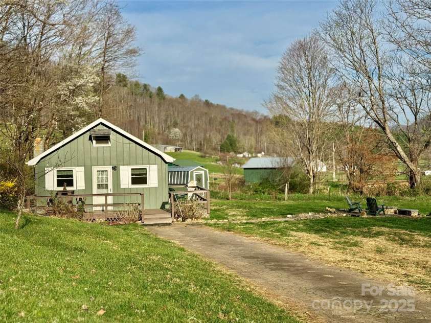 24 Baldridge Drive, Burnsville, NC 28714.  MLS# CAR4240901, YatesRealty ID 5832. 