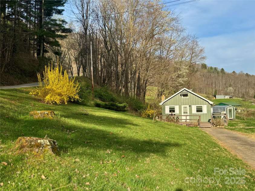 24 Baldridge Drive, Burnsville, NC 28714.  MLS# CAR4240901, YatesRealty ID 5832. 