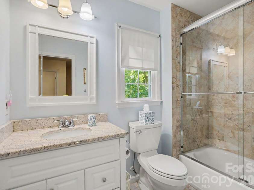 640 Heather Lane, Charlotte, NC 28209.  MLS# CAR4435553, YatesRealty ID 58325. Full bathroom to service the second and third bedrooms.
