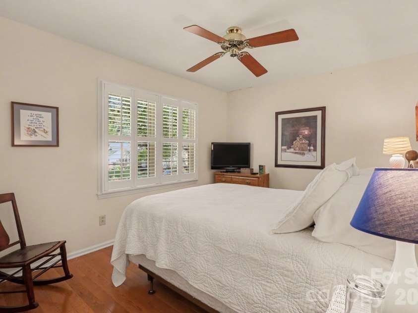 640 Heather Lane, Charlotte, NC 28209.  MLS# CAR4435553, YatesRealty ID 58325. Peaceful second bedroom with mature tree view.