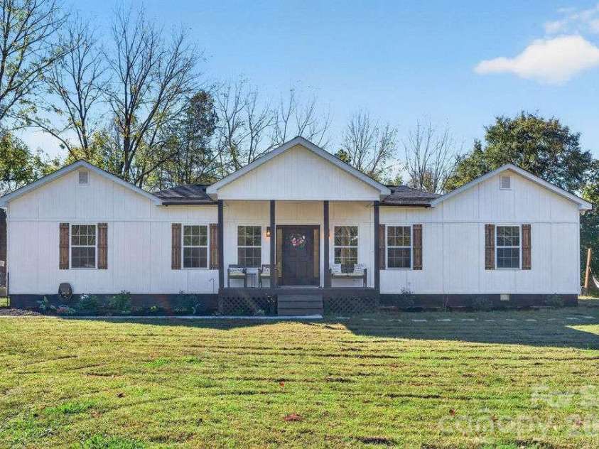 1347 Crossland Road, Clover, SC 29710.  MLS# CAR4437399, YatesRealty ID 58326. 