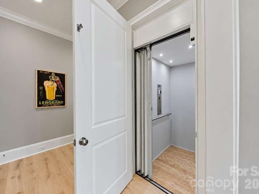 3416 Little Hope Road, Charlotte, NC 28209.  MLS# CAR4432413, YatesRealty ID 58327. 
