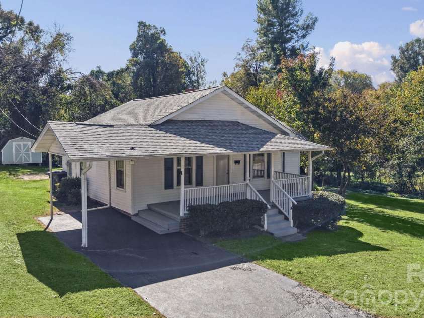 628 Front Street, Statesville, NC 28677.  MLS# CAR4437068, YatesRealty ID 58330. 