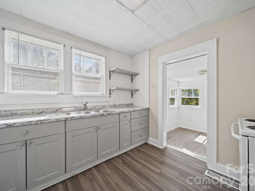 628 Front Street, Statesville, NC 28677.  MLS# CAR4437068, YatesRealty ID 58330. 