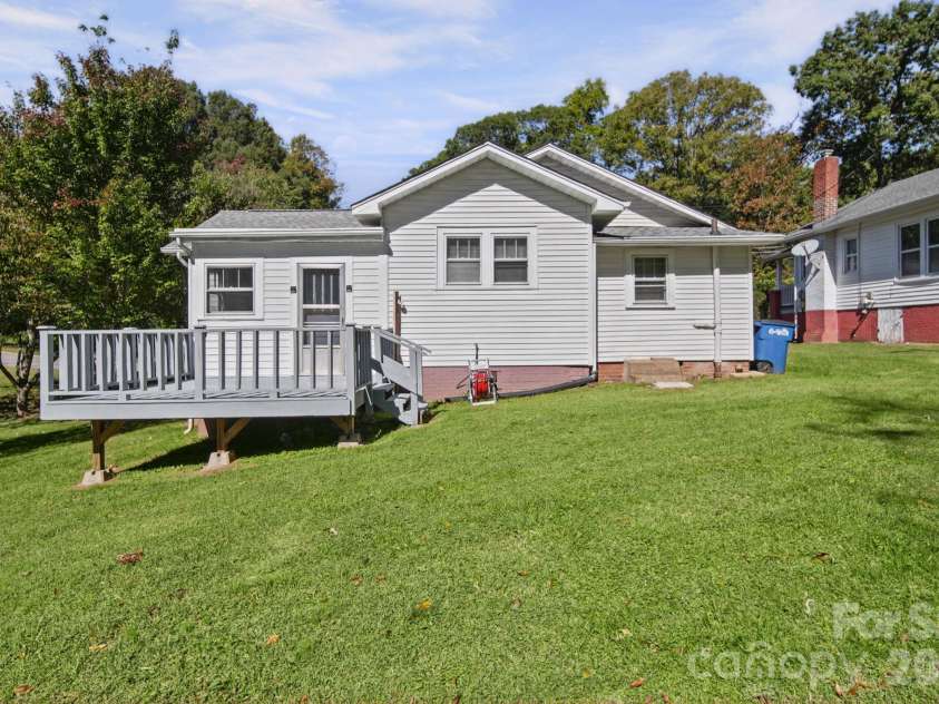 628 Front Street, Statesville, NC 28677.  MLS# CAR4437068, YatesRealty ID 58330. 