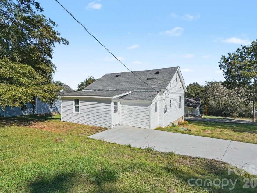 38 Pine Street, Great Falls, SC 29055.  MLS# CAR4436068, YatesRealty ID 58336. 