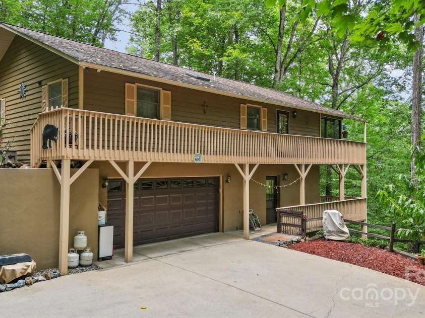 45 Pinecrest Drive, Franklin, NC 28734.  MLS# CAR4246439, YatesRealty ID 5835. 