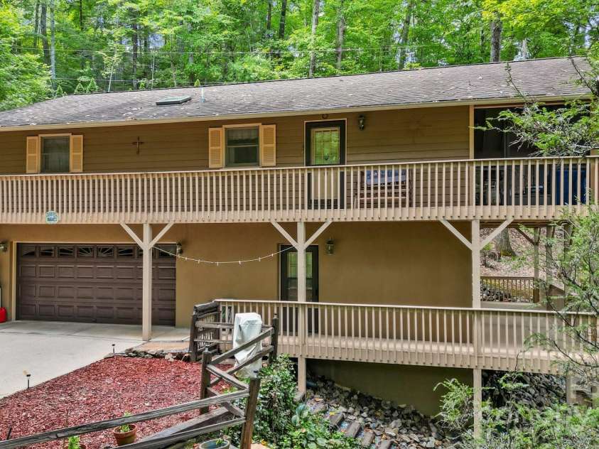 45 Pinecrest Drive, Franklin, NC 28734.  MLS# CAR4246439, YatesRealty ID 5835. 