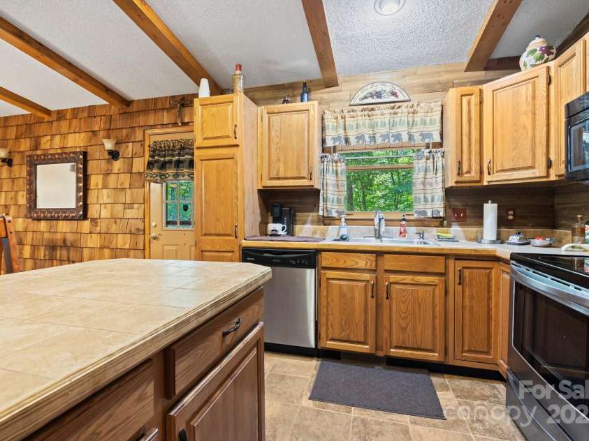 45 Pinecrest Drive, Franklin, NC 28734.  MLS# CAR4246439, YatesRealty ID 5835. 