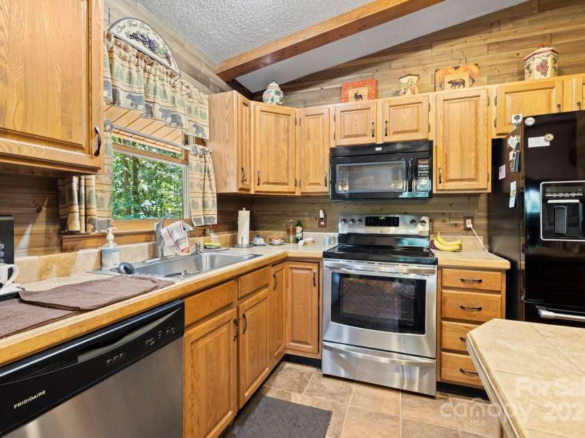45 Pinecrest Drive, Franklin, NC 28734.  MLS# CAR4246439, YatesRealty ID 5835. 