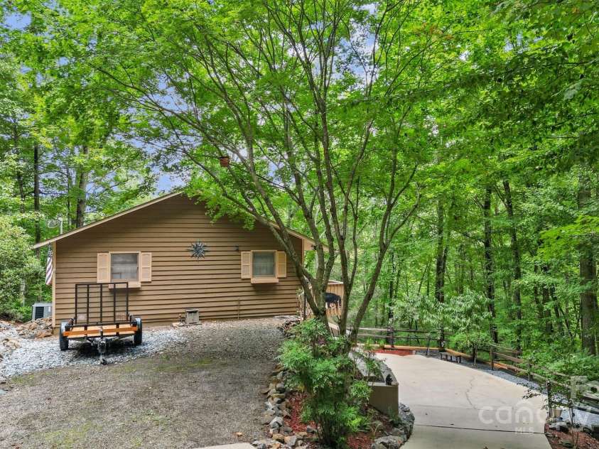 45 Pinecrest Drive, Franklin, NC 28734.  MLS# CAR4246439, YatesRealty ID 5835. 
