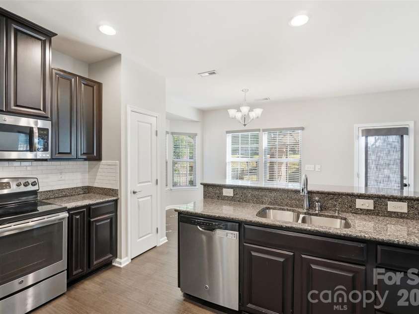 1823 Fleetwood Drive, Charlotte, NC 28208.  MLS# CAR4436511, YatesRealty ID 58359. 