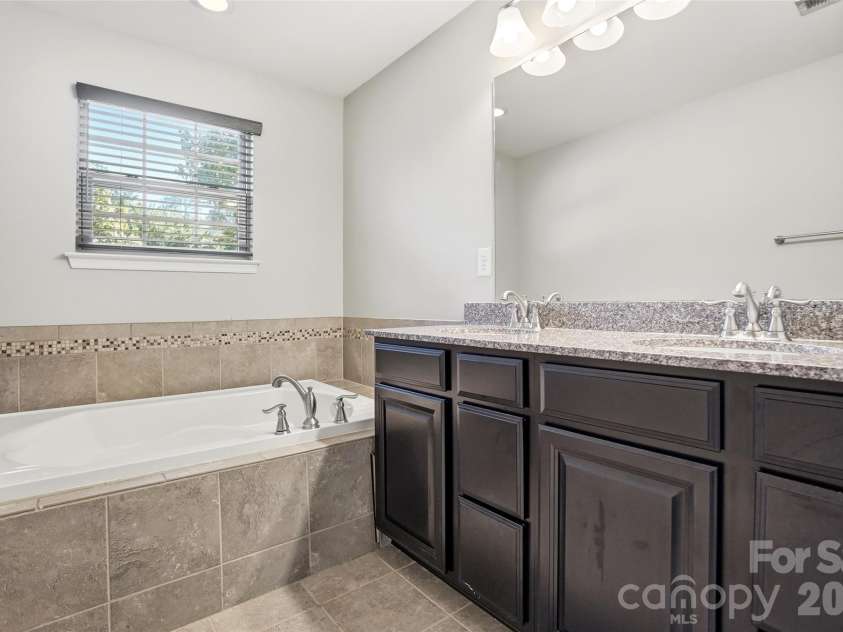 1823 Fleetwood Drive, Charlotte, NC 28208.  MLS# CAR4436511, YatesRealty ID 58359. 