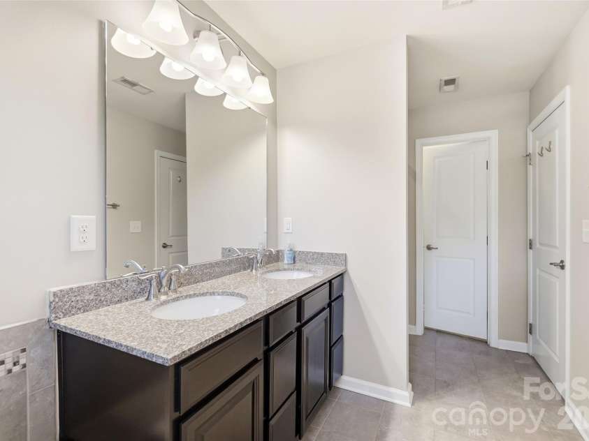 1823 Fleetwood Drive, Charlotte, NC 28208.  MLS# CAR4436511, YatesRealty ID 58359. 