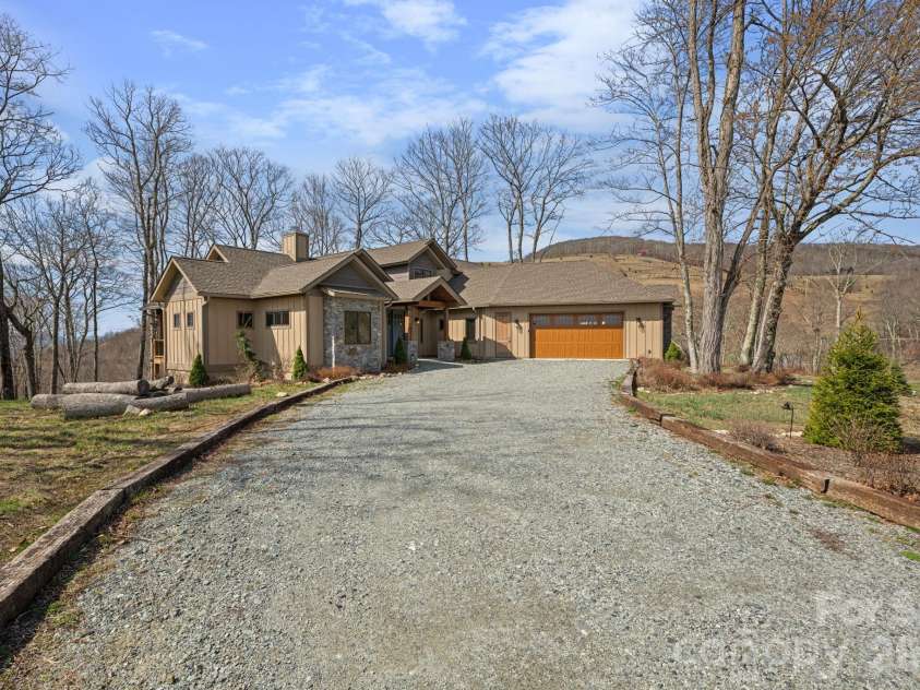 204 Great Sky Drive, Banner Elk, NC 28604.  MLS# CAR4358652, YatesRealty ID 5836. 
