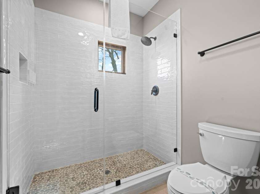 204 Great Sky Drive, Banner Elk, NC 28604.  MLS# CAR4358652, YatesRealty ID 5836. Main Level Second bathroom