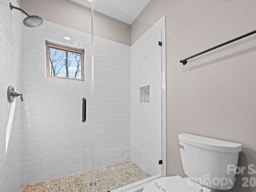 204 Great Sky Drive, Banner Elk, NC 28604.  MLS# CAR4358652, YatesRealty ID 5836. Main Level Third bathroom