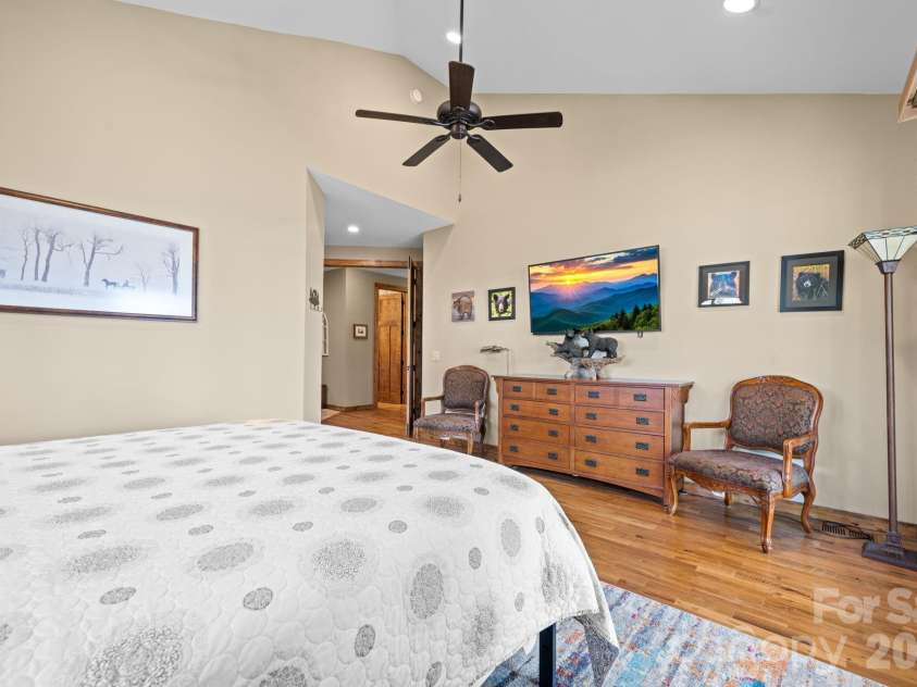 204 Great Sky Drive, Banner Elk, NC 28604.  MLS# CAR4358652, YatesRealty ID 5836. Master bedroom