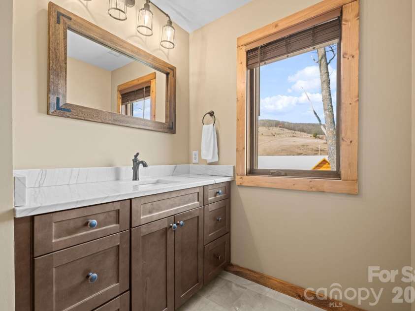 204 Great Sky Drive, Banner Elk, NC 28604.  MLS# CAR4358652, YatesRealty ID 5836. Upstairs bathroom