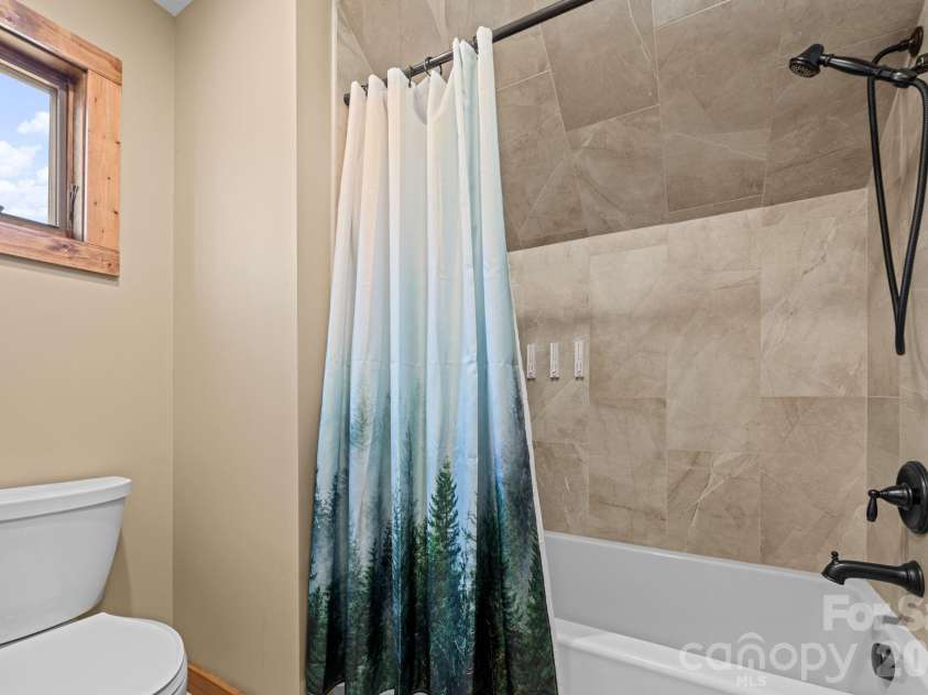 204 Great Sky Drive, Banner Elk, NC 28604.  MLS# CAR4358652, YatesRealty ID 5836. Upstairs bathroom