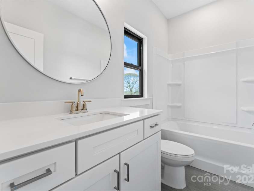 710 Falling Oak Alley, Huntersville, NC 28078.  MLS# CAR4243015, YatesRealty ID 5836. Upstairs Bathroom