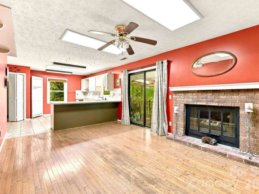 252 Foxhunt Lane, Hendersonville, NC 28791.  MLS# CAR4437071, YatesRealty ID 58365. 