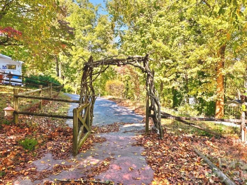 252 Foxhunt Lane, Hendersonville, NC 28791.  MLS# CAR4437071, YatesRealty ID 58365. 