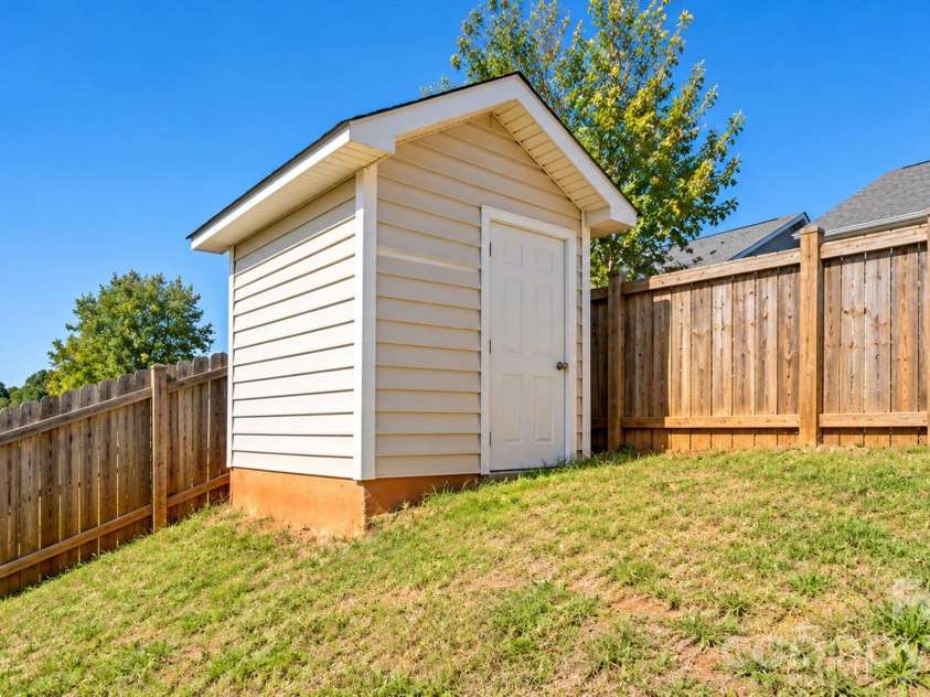 5019 Patricia Ann Lane, Charlotte, NC 28269.  MLS# CAR4437187, YatesRealty ID 58379. 