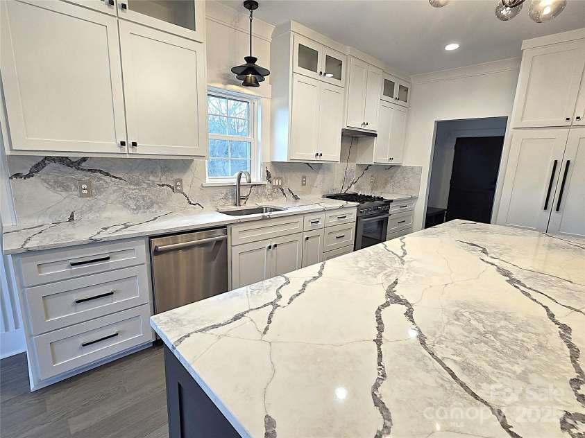 496 19th Avenue Circle, Hickory, NC 28601.  MLS# CAR4206259, YatesRealty ID 5838. 