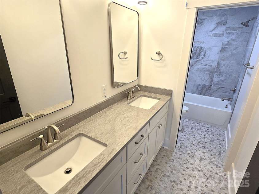 496 19th Avenue Circle, Hickory, NC 28601.  MLS# CAR4206259, YatesRealty ID 5838. 