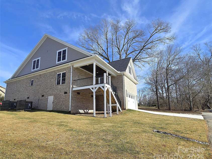 496 19th Avenue Circle, Hickory, NC 28601.  MLS# CAR4206259, YatesRealty ID 5838. 