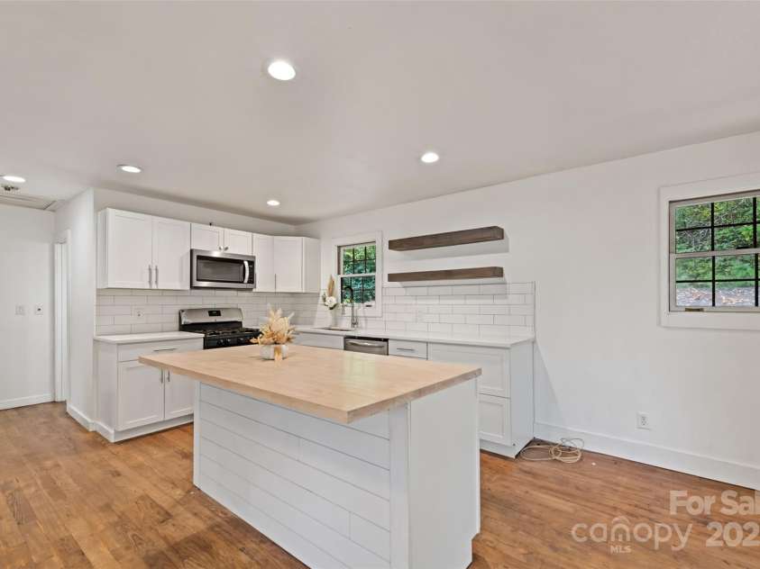 940 Haynes Cove, Clyde, NC 28721.  MLS# CAR4315182, YatesRealty ID 5839. 