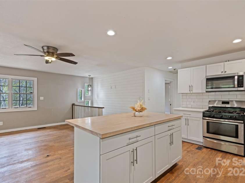 940 Haynes Cove, Clyde, NC 28721.  MLS# CAR4315182, YatesRealty ID 5839. 