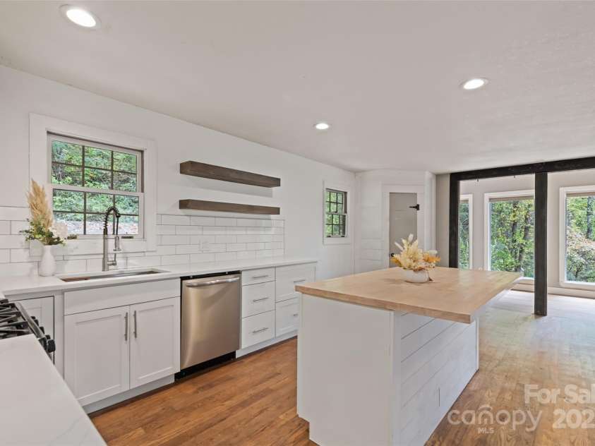 940 Haynes Cove, Clyde, NC 28721.  MLS# CAR4315182, YatesRealty ID 5839. 