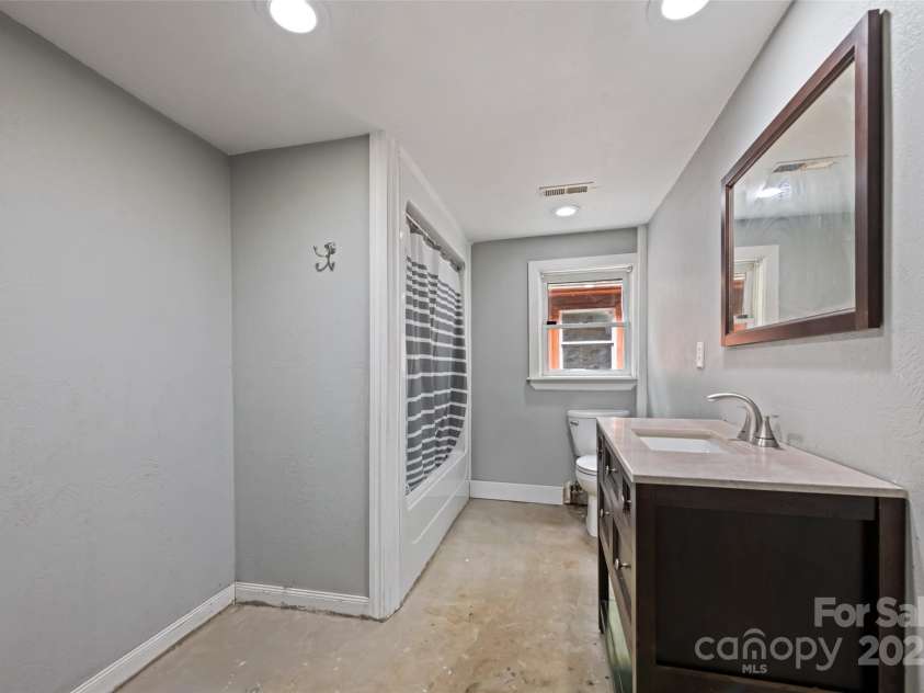 940 Haynes Cove, Clyde, NC 28721.  MLS# CAR4315182, YatesRealty ID 5839. 