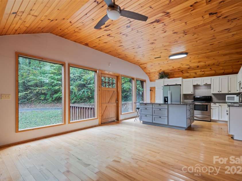 940 Haynes Cove, Clyde, NC 28721.  MLS# CAR4315182, YatesRealty ID 5839. 