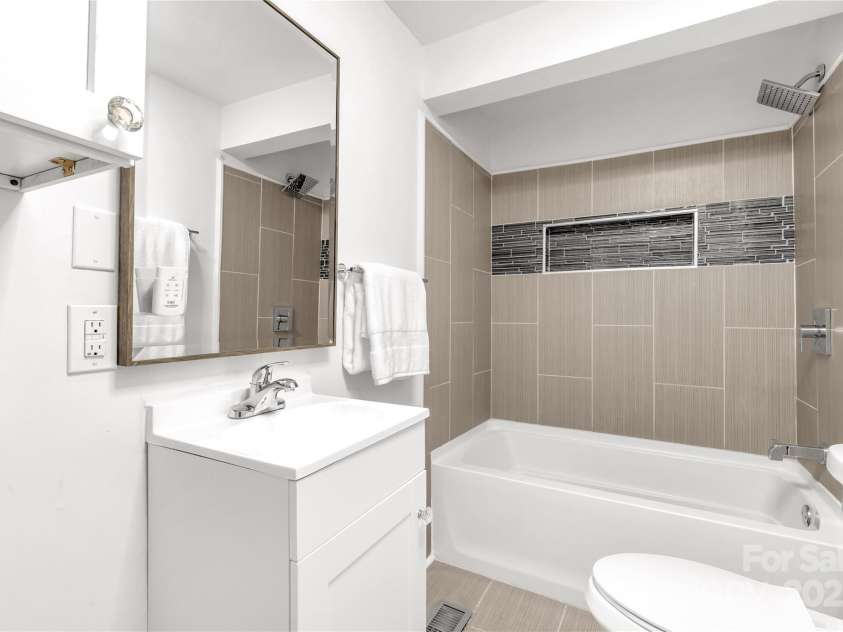 139 Ebenezer Avenue, Rock Hill, SC 29730.  MLS# CAR4192404, YatesRealty ID 584. Bathroom