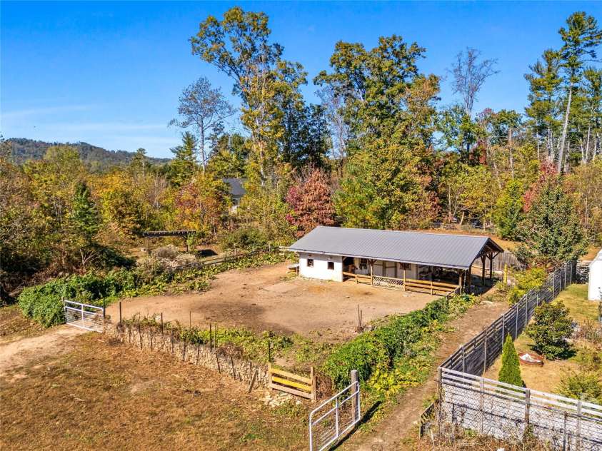 39 White Pine Drive, Fletcher, NC 28732.  MLS# CAR4437258, YatesRealty ID 58400. 