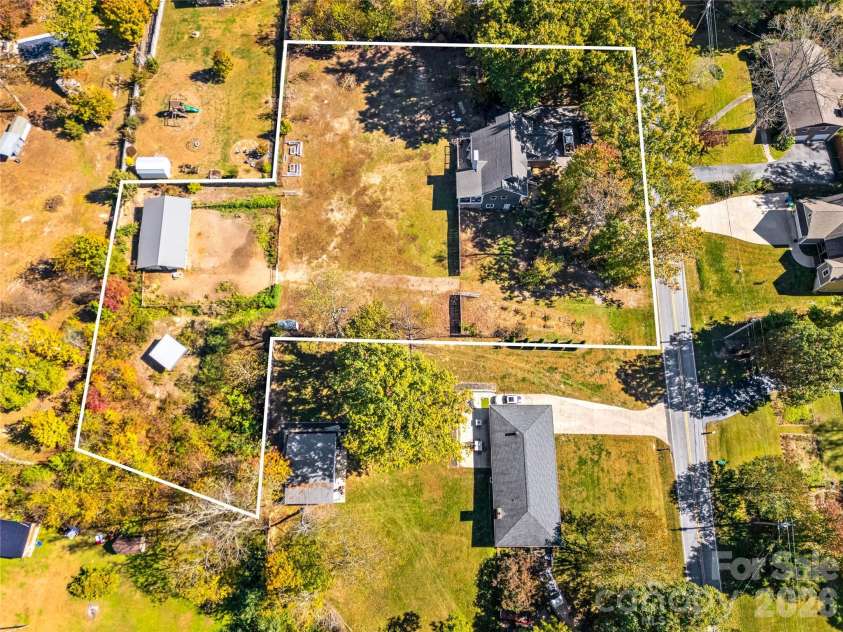 39 White Pine Drive, Fletcher, NC 28732.  MLS# CAR4437258, YatesRealty ID 58400. 
