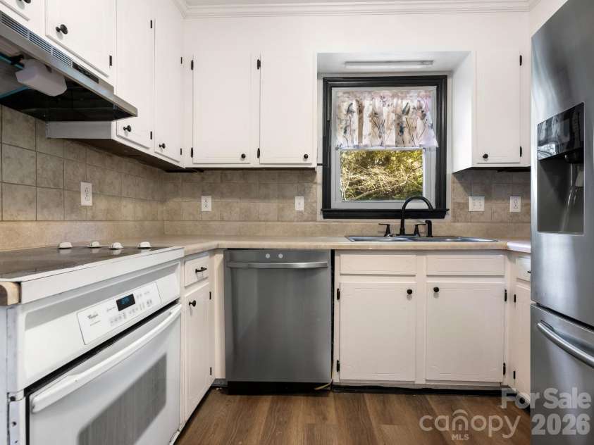 1100 Dark Wood Court, Matthews, NC 28105.  MLS# CAR4436676, YatesRealty ID 58403. Kitchen