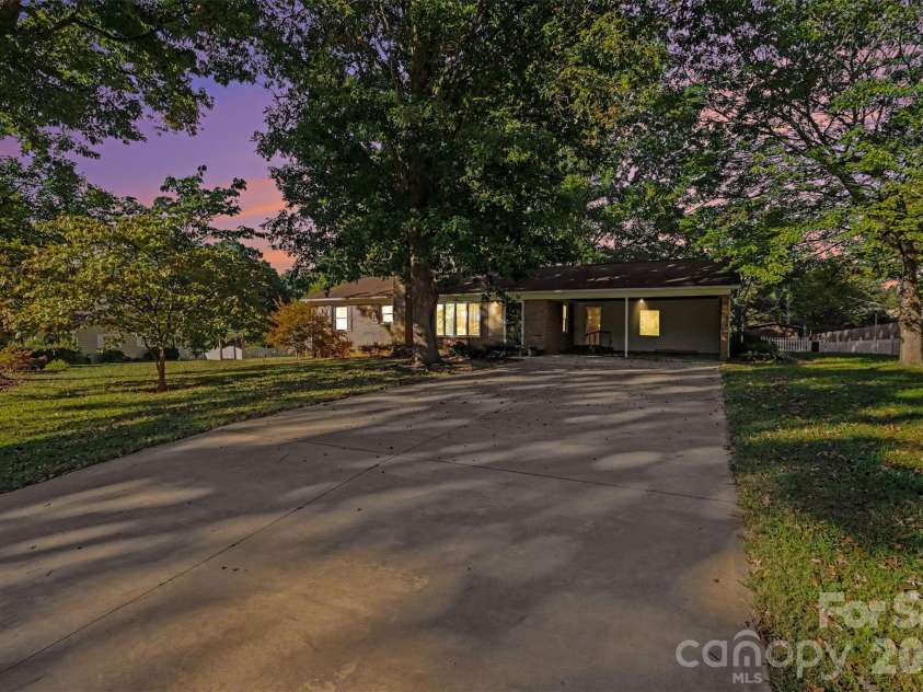 225 Edgewood Drive, Statesville, NC 28625.  MLS# CAR4436443, YatesRealty ID 58407. 