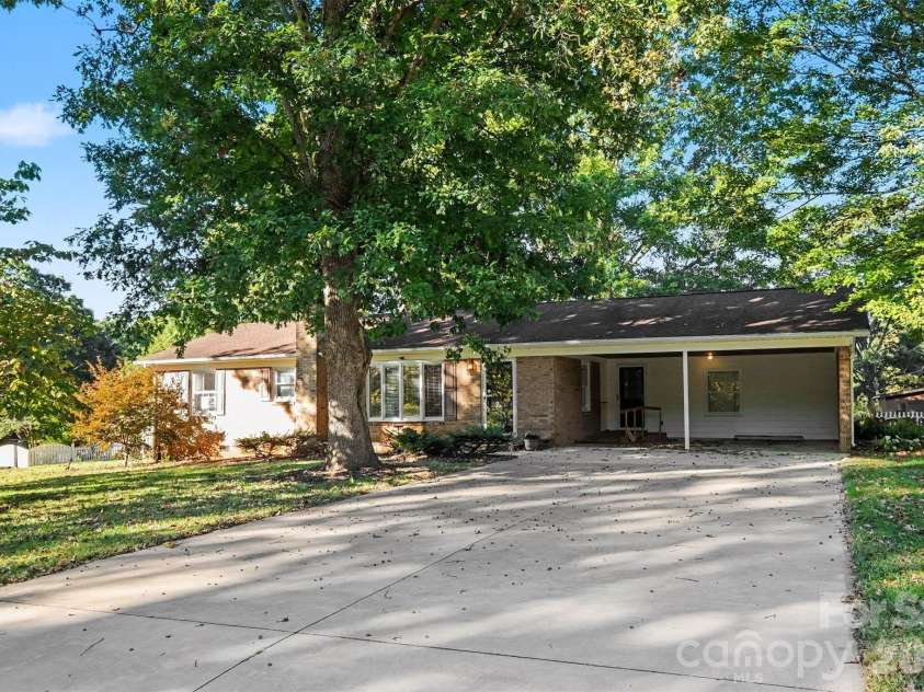 225 Edgewood Drive, Statesville, NC 28625.  MLS# CAR4436443, YatesRealty ID 58407. 