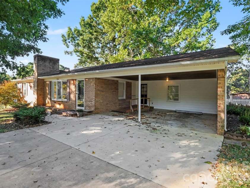 225 Edgewood Drive, Statesville, NC 28625.  MLS# CAR4436443, YatesRealty ID 58407. 