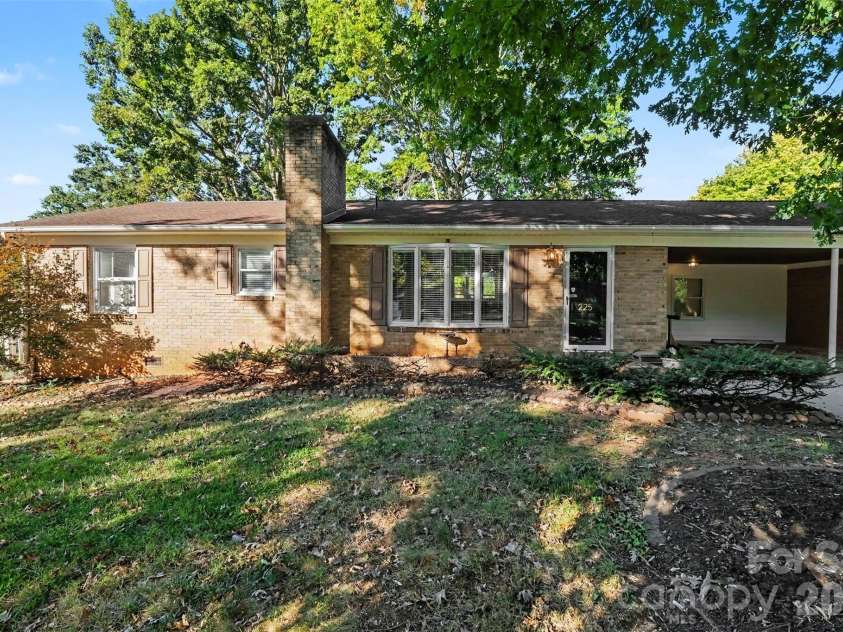 225 Edgewood Drive, Statesville, NC 28625.  MLS# CAR4436443, YatesRealty ID 58407. 
