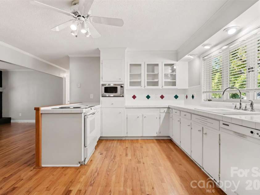 225 Edgewood Drive, Statesville, NC 28625.  MLS# CAR4436443, YatesRealty ID 58407. 