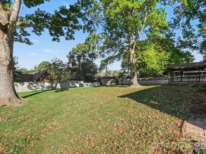 225 Edgewood Drive, Statesville, NC 28625.  MLS# CAR4436443, YatesRealty ID 58407. 