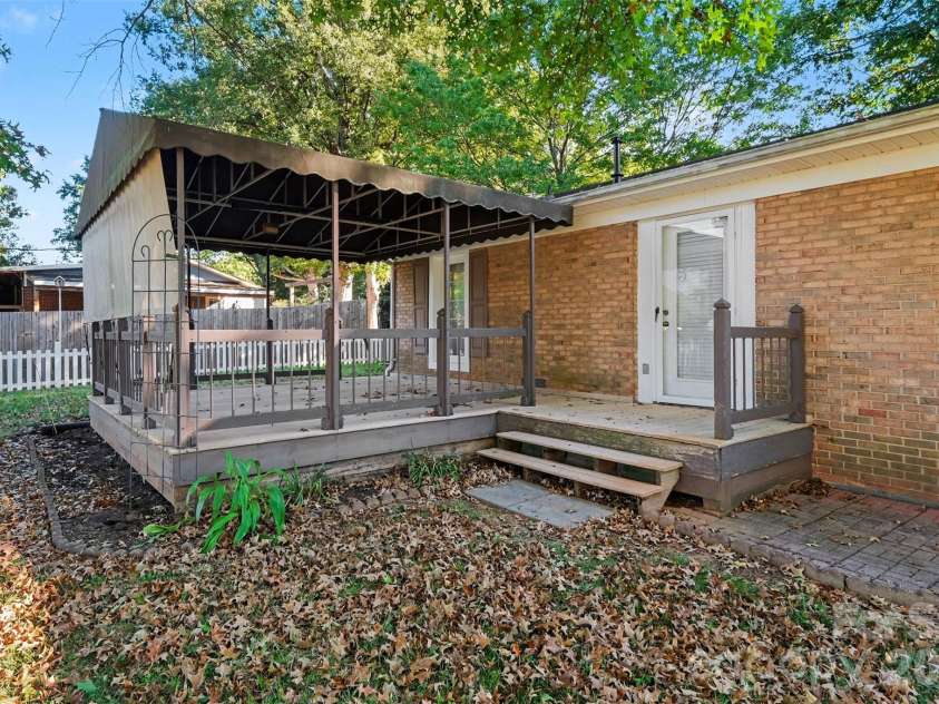 225 Edgewood Drive, Statesville, NC 28625.  MLS# CAR4436443, YatesRealty ID 58407. 